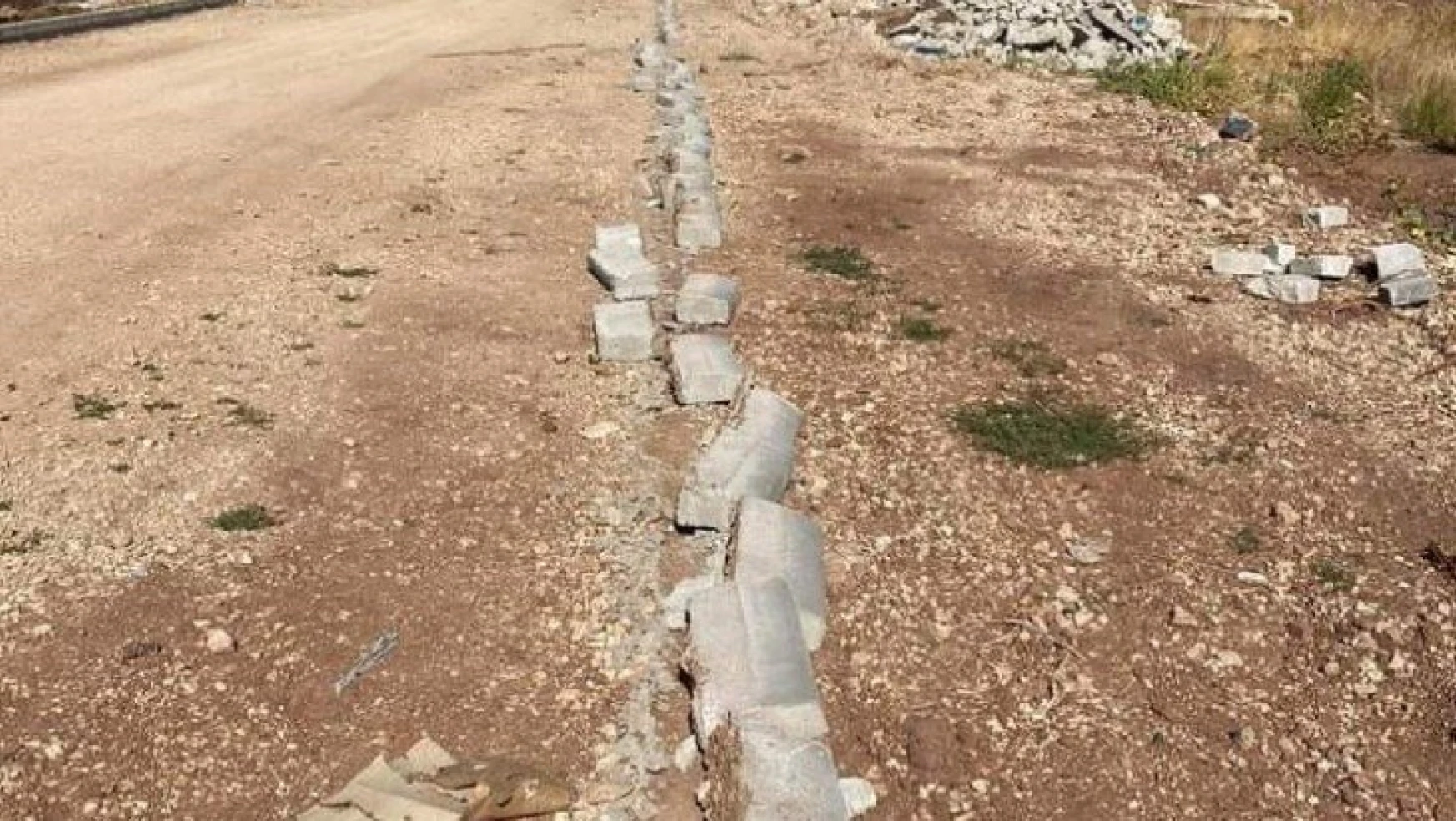 Yeni Mahallede bordür taşlarına zarar verildi