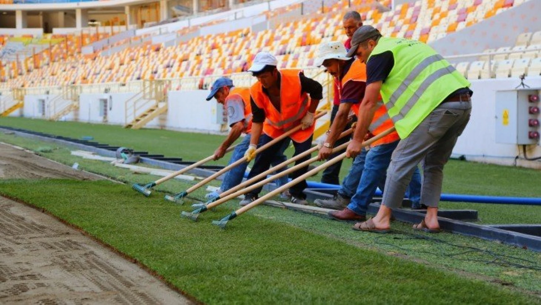 Yeni Malatya Stadyumu'nda çim serimi başladı