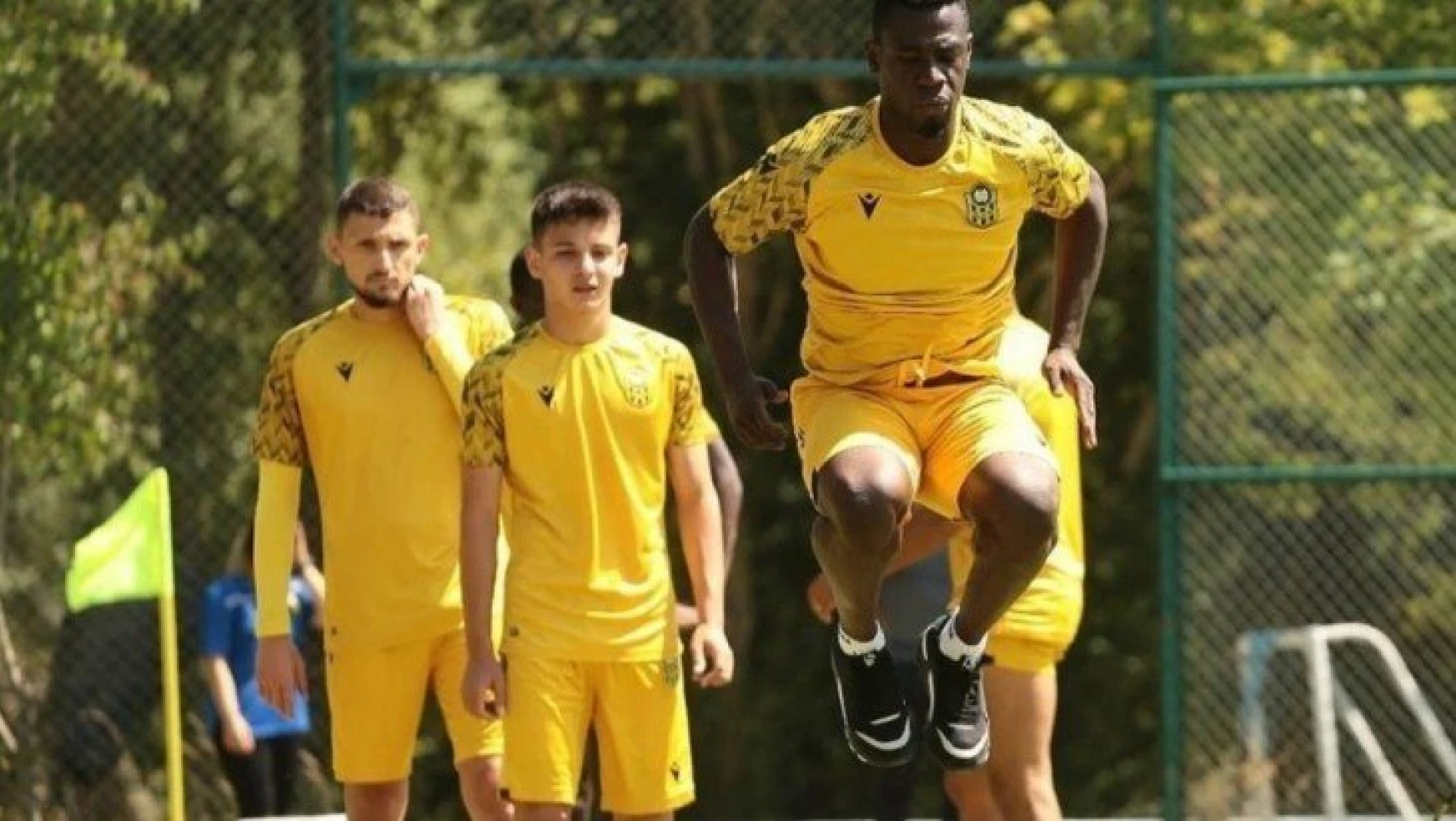 Yeni Malatyaspor 6 takviye yaparken, 7 futbolcuyla da yollarını ayırdı
