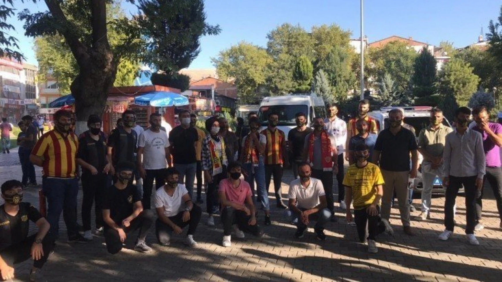 Yeni Malatyaspor'a destek olmak için maske dağıttılar