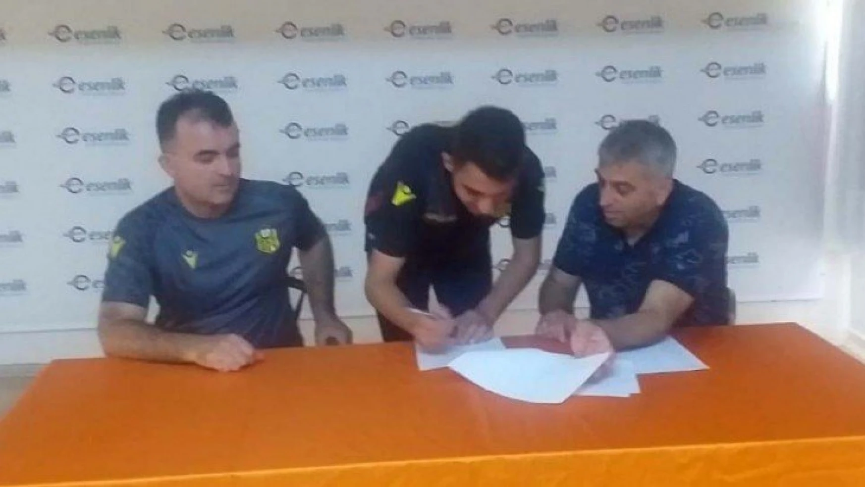 Yeni Malatyaspor altyapıdan 2 futbolcu ile profesyonel sözleşme imzaladı