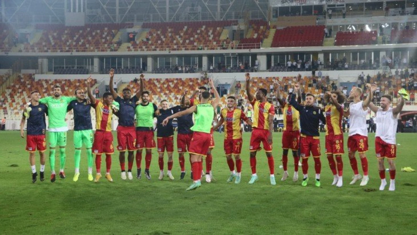 Yeni Malatyaspor'dan galibiyet kutlaması