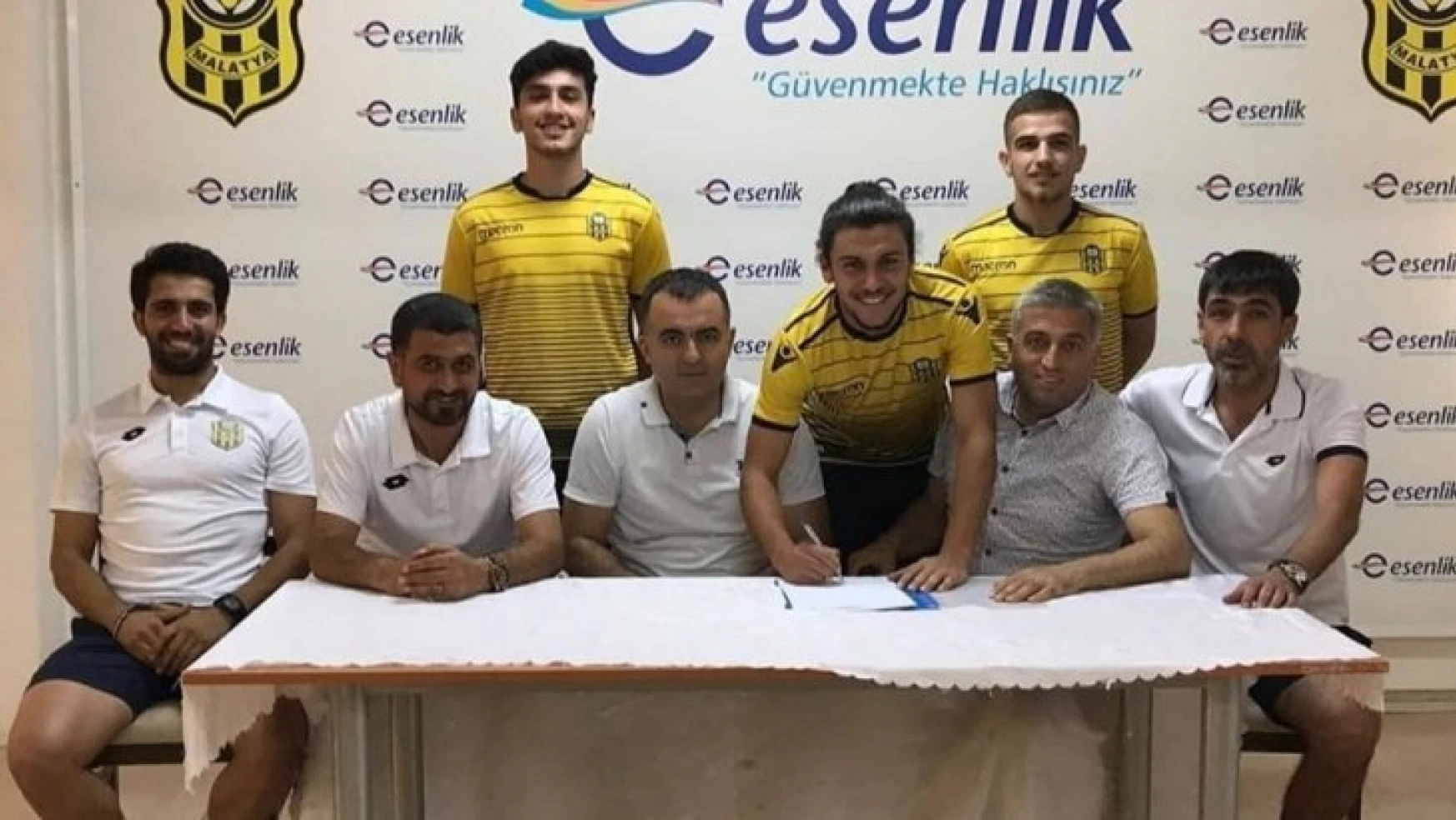 Yeni Malatyaspor, Erşan Yasa ve Mehmet Süha Yiğit'i profesyonel yaptı