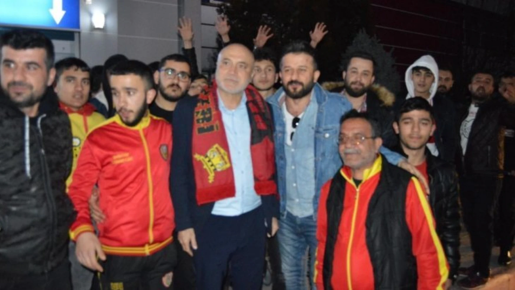 Yeni Malatyaspor taraftarından Hikmet Karaman'a coşkulu karşılama