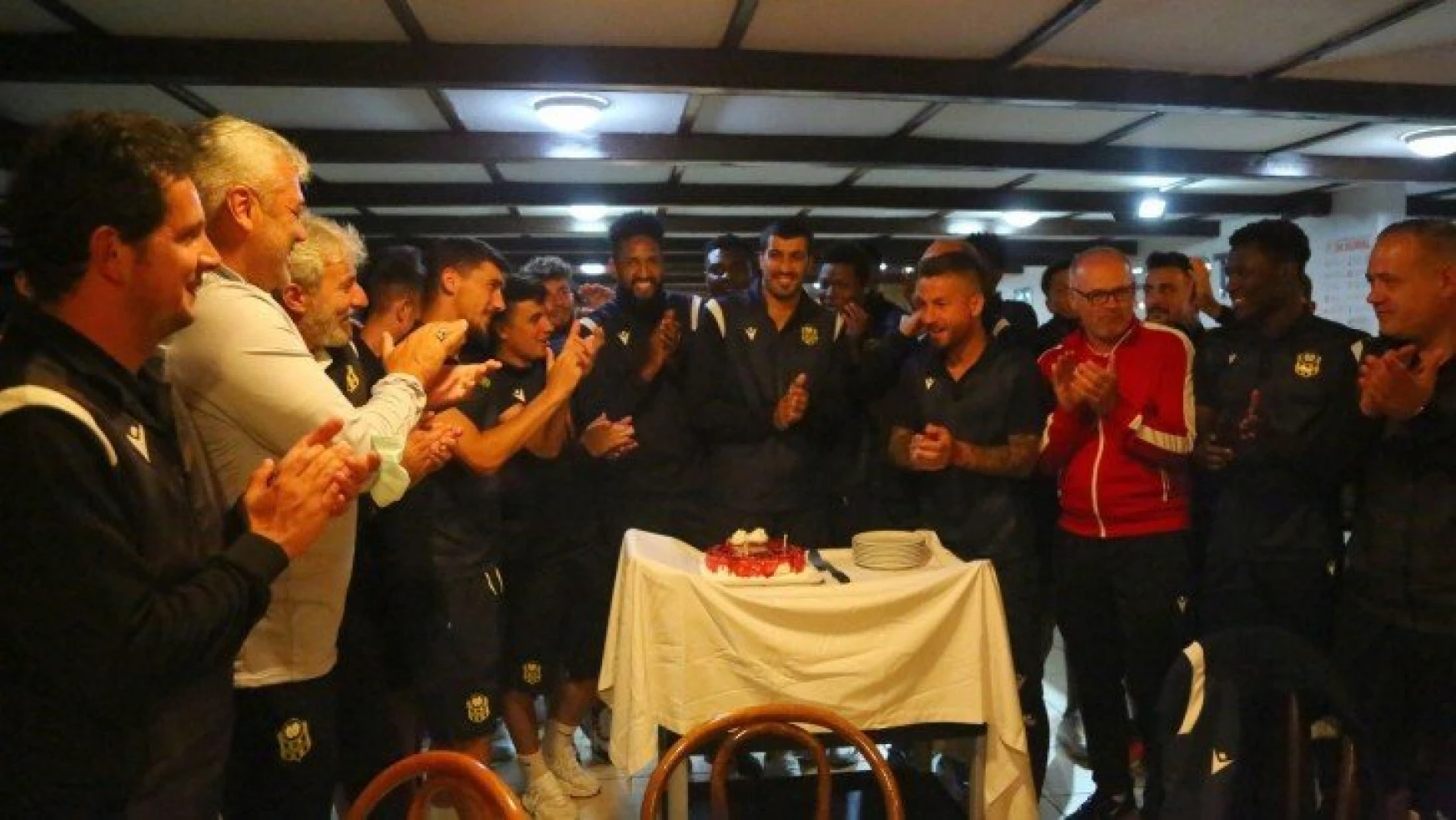 Yeni Malatyasporlu genç kaleciye doğum günü kutlaması