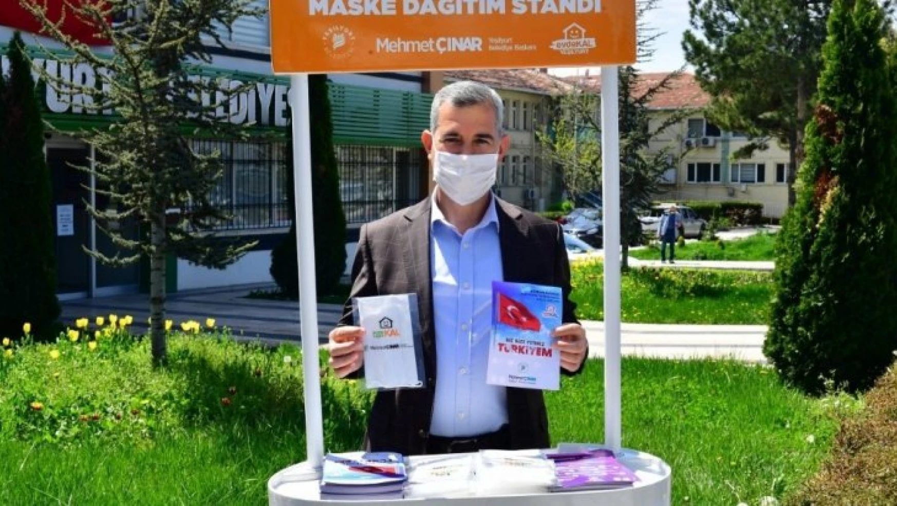 Yeşilyurt Belediyesi maske ve broşür dağıtıyor