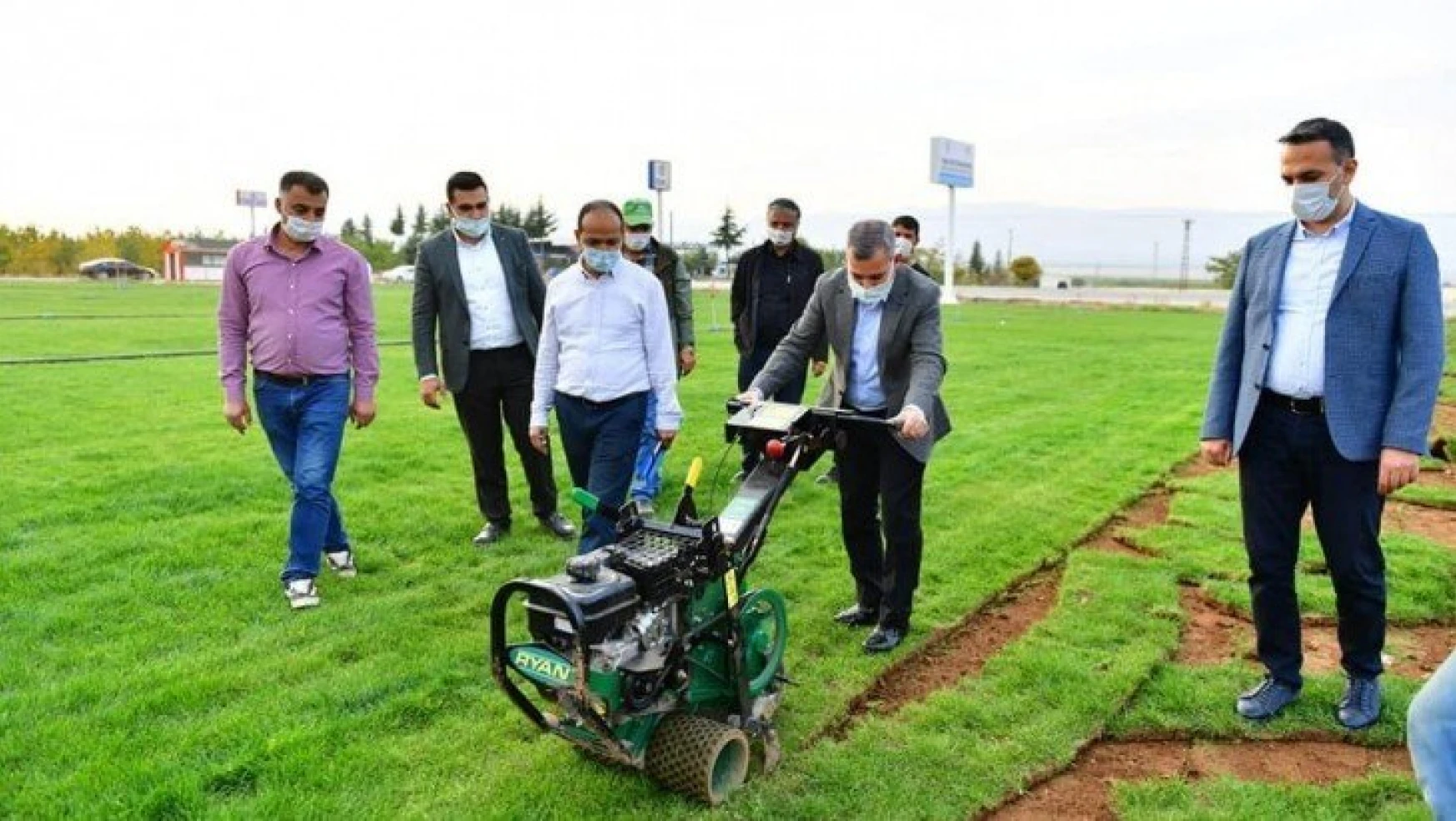 Yeşilyurt Belediyesi, rulo çimlerini kendi üretiyor