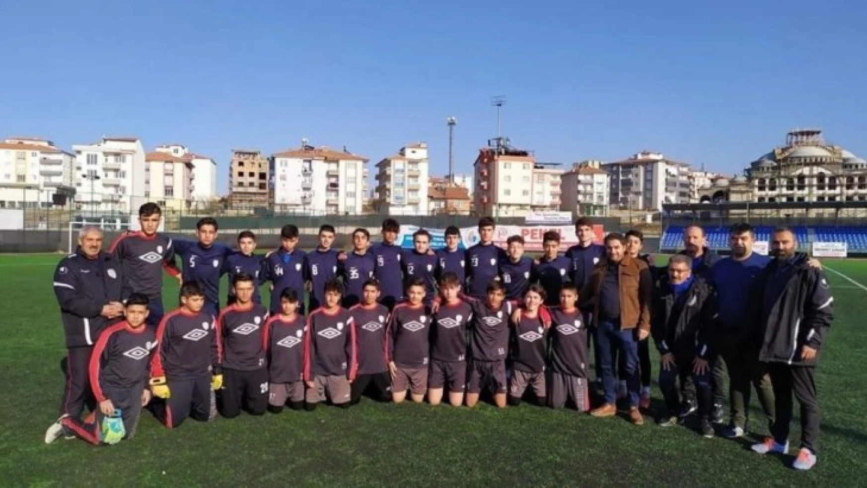 Yeşilyurt Belediyespor'un gençleri şampiyonaya hazırlanıyor