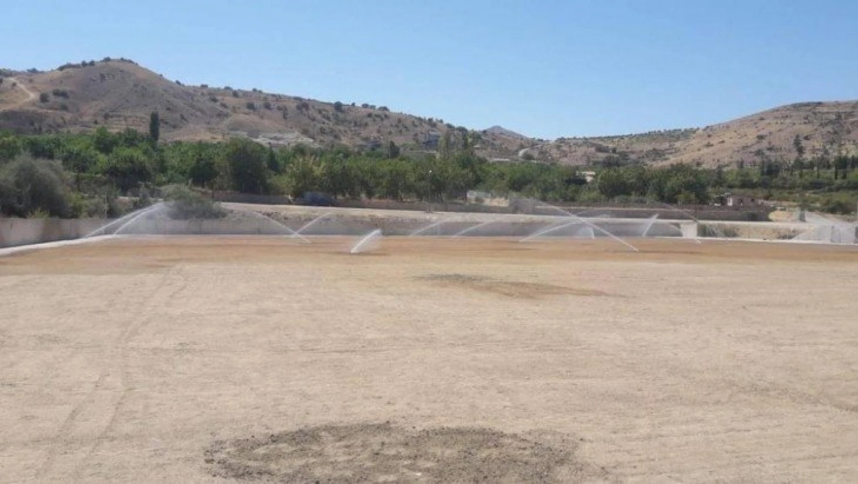 Yeşilyurt Belediyespor'un yeni stadında çim serim işlemi