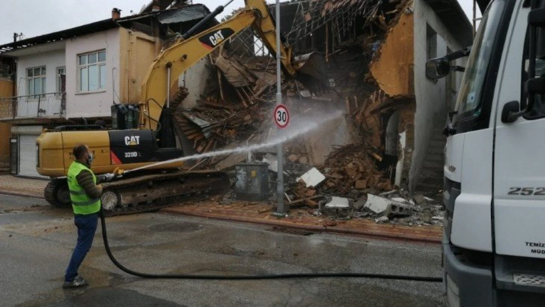 Yeşilyurt'ta riskli binaların yıkımı yapılıyor