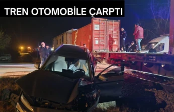 Tren otomobile çarptı