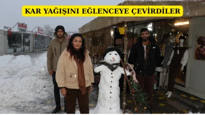 Kar yağışını eğlenceye çevirdiler