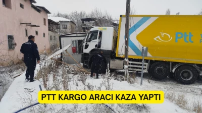 PTT Kargo Aracı Kaza Yaptı