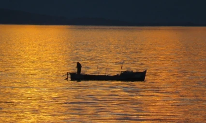 Balıkçıların kartpostallık gün batımı mesaisi