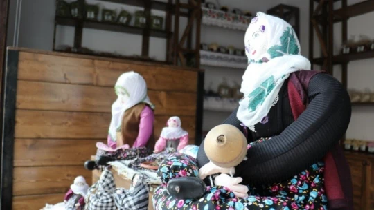 'Azet Bacı ve Hamdi Dayı' Barbie bebeğe karşı