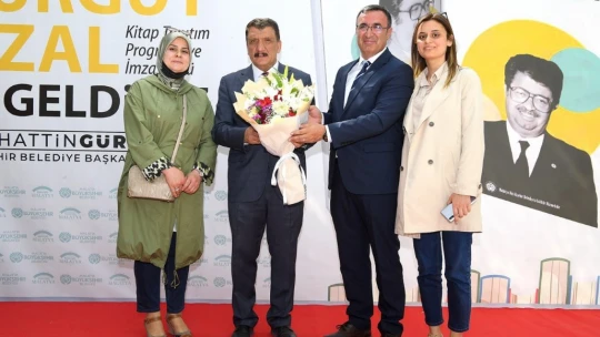 'Gençler İçin Turgut Özal' kitabı, kitapseverlerle buluştu