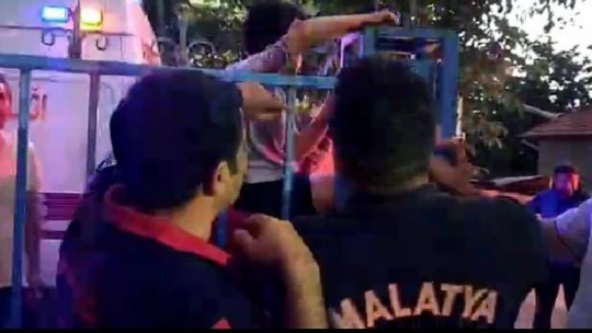 10 yaşındaki çocuğun koluna demir korkuluk saplandı