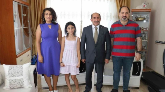 13 yıldır öz evlatlarından ayırmıyorlar