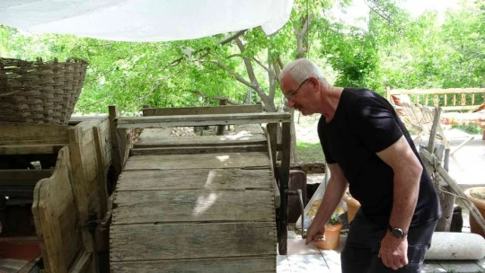 130 yıllık ahşap harman makinesine gözü gibi bakıyor