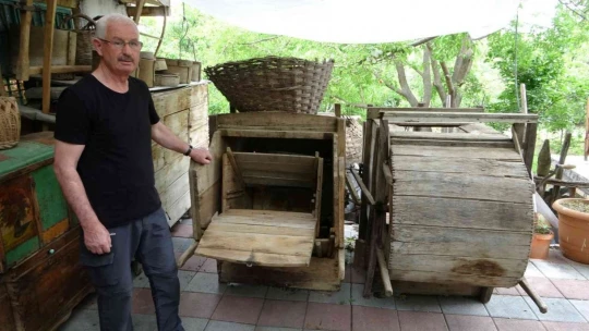 130 yıllık ahşap harman makinesine gözü gibi bakıyor