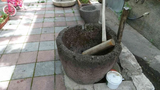 130 yıllık ahşap harman makinesine gözü gibi bakıyor