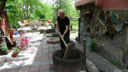 130 yıllık ahşap harman makinesine gözü gibi bakıyor