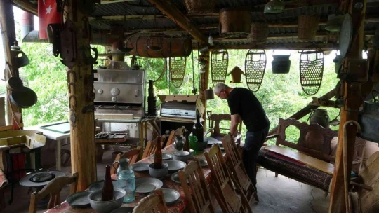 130 yıllık ahşap harman makinesine gözü gibi bakıyor