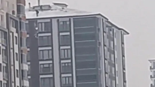14 katlı binada tehlikeli kar temizliği