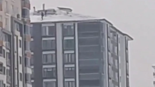 14 katlı binada tehlikeli kar temizliği