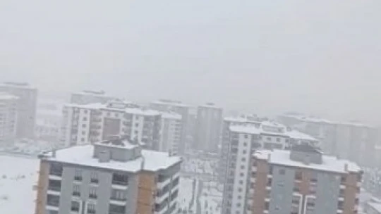 14 katlı binada tehlikeli kar temizliği