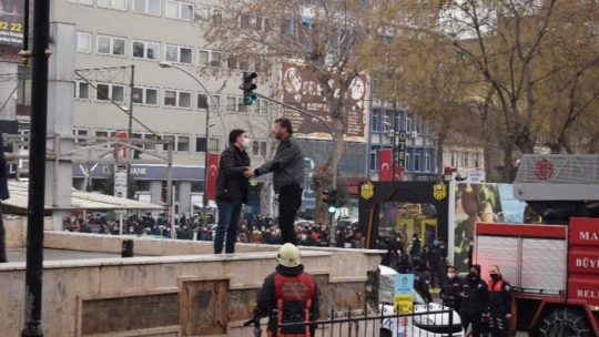 15 Temmuz Meydanı'nda kendini yakmaya çalıştı, polis ikna etti