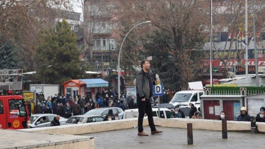 15 Temmuz Meydanı'nda kendini yakmaya çalıştı, polis ikna etti