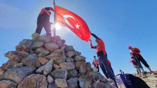 15 Temmuz şehitleri için Beydağı'na tırmandılar