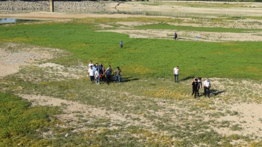 19 yaşındaki genç serinlemek için girdiği gölette boğuldu