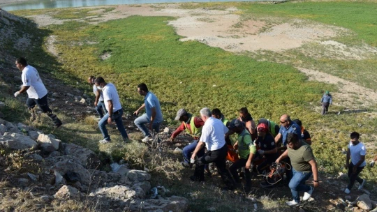 19 yaşındaki genç serinlemek için girdiği gölette boğuldu