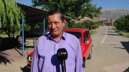 1975 model otomobiline çocuğu gibi bakıyor