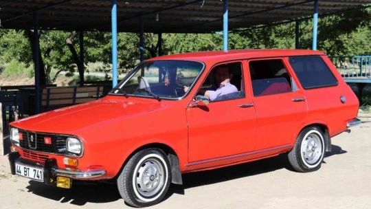 1975 model otomobiline çocuğu gibi bakıyor