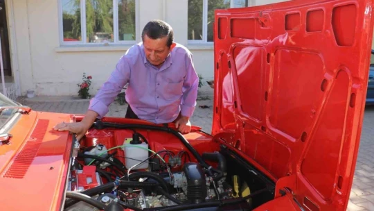 1975 model otomobiline çocuğu gibi bakıyor