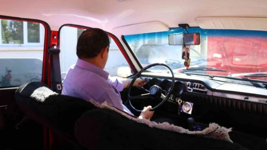 1975 model otomobiline çocuğu gibi bakıyor