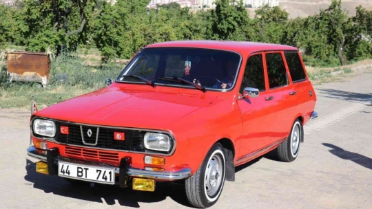 1975 model otomobiline çocuğu gibi bakıyor