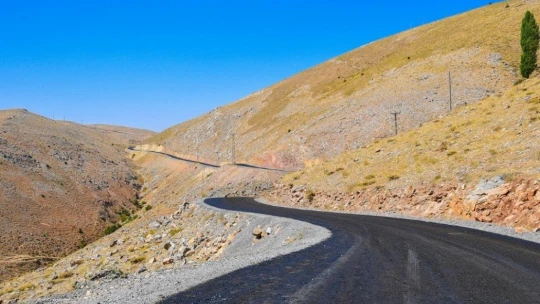 2 bin rakımda su, yol ve asfalt çalışması