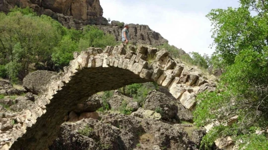 2 bin yıllık Taş Köprü yıllara meydan okuyor