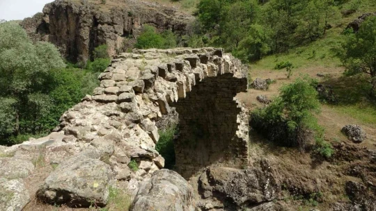 2 bin yıllık Taş Köprü yıllara meydan okuyor