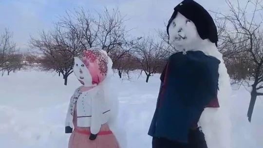 2 metre boyundaki kardan adam ilgi odağı oldu