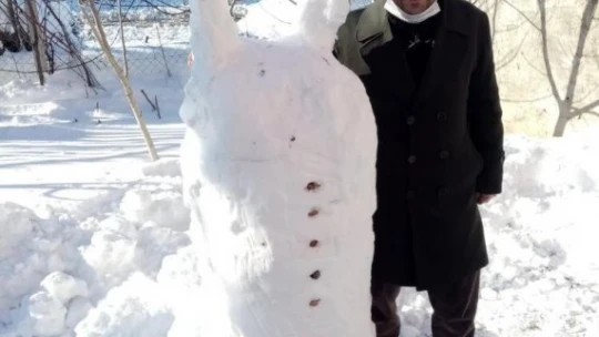 2 metre boyundaki kardan adam ilgi odağı oldu