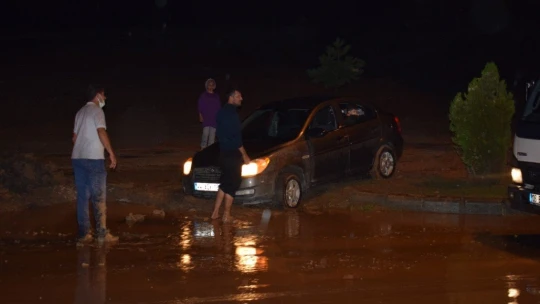 20 dakikalık sağanak yağış Malatya'yı felç etti