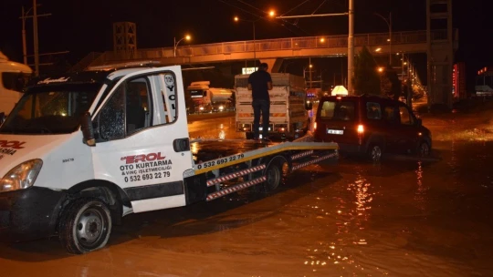 20 dakikalık sağanak yağış Malatya'yı felç etti