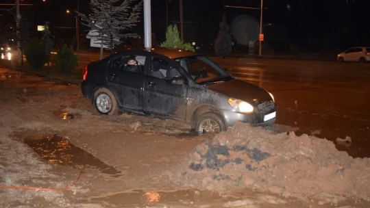 20 dakikalık sağanak yağış Malatya'yı felç etti