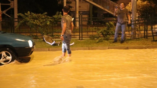 20 dakikalık sağanak yağış Malatya'yı felç etti