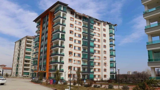4 yıllık binanın kolon ve kiriş aralarında tahta parçaları çıktı